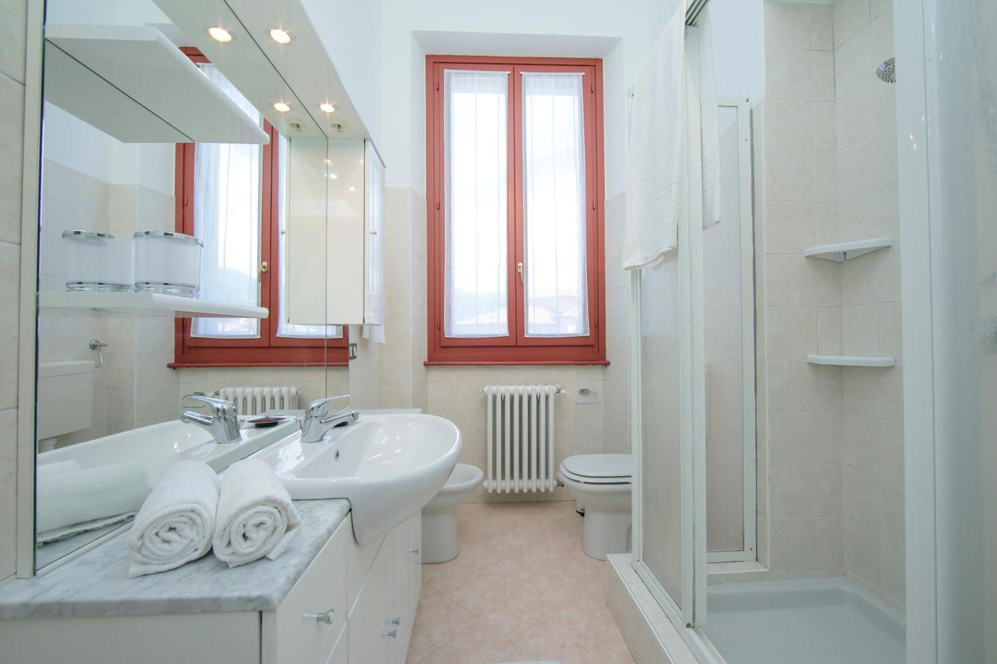 Residenza Oleandro Lake View Luino Center - Happy Rentals Dış mekan fotoğraf